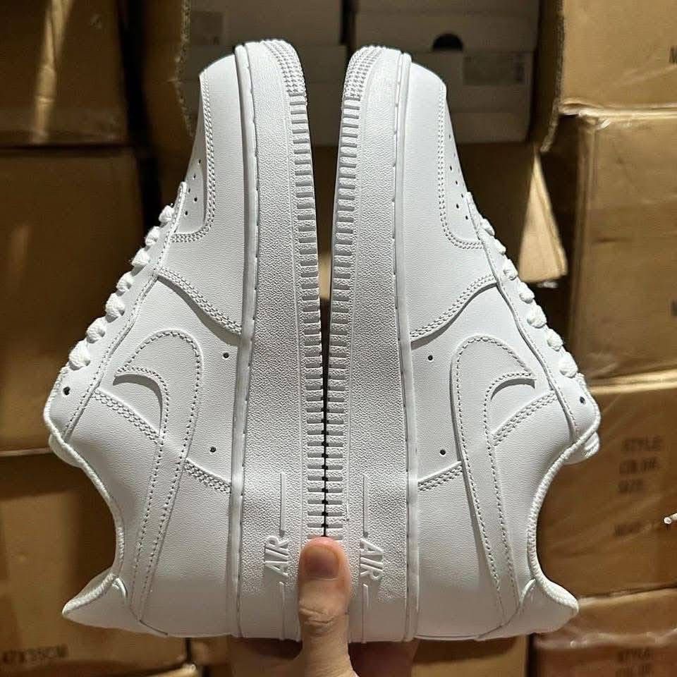 NIKE SHOES PALLETS. NIKE SHOES PALLETS.
